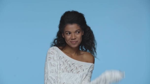 Verlegen Glimlachen Afrikaans Amerikaanse Vrouw Flirten Wijzen Met Vinger Geïsoleerd — Stockvideo