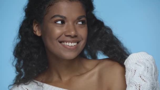 Retrato Tímido Sonriente Mujer Afroamericana Coqueteando Aislado Azul — Vídeo de stock