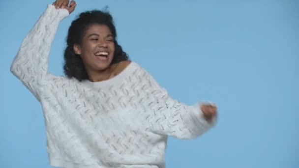 Lycklig Afrikansk Amerikansk Kvinna Dansar Isolerad Blå — Stockvideo