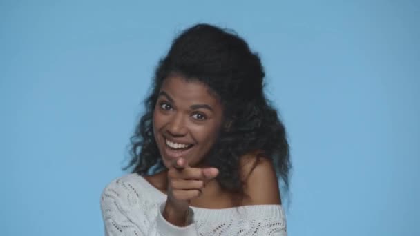 Sonriente Afroamericana Mujer Atrayendo Aislado Azul — Vídeo de stock