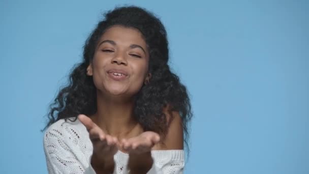 Mutlu Afro Amerikan Kadını Mavi Üzerine Öpücük Yolluyor — Stok video
