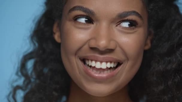 Zblízka Pohled Šťastný Africký Američan Žena Izolované Modré — Stock video