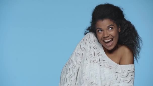 Śmieszne African Amerykański Kobieta Żart Pokazując Środkowy Palec Odizolowany Niebieski — Wideo stockowe