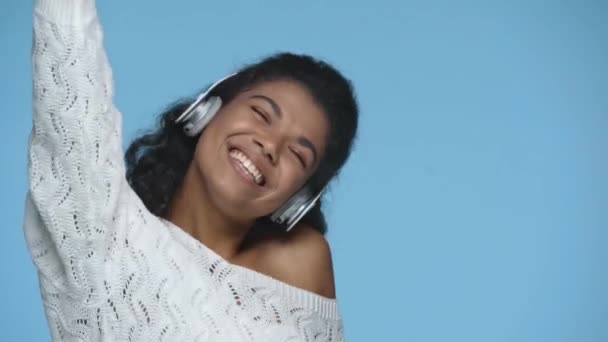 Feliz Afro Americana Ouvindo Música Fones Ouvido Dançando Isolado Azul — Vídeo de Stock