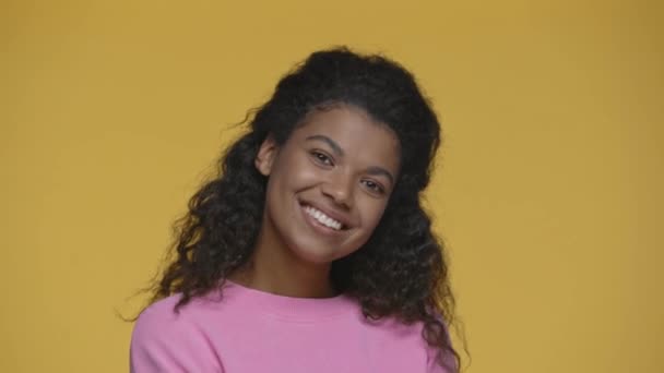 Sorridente Menina Afro Americana Mostrando Sinais Paz Isolado Amarelo — Vídeo de Stock