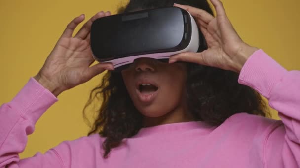 Überrascht Afrikanisch Amerikanische Mädchen Headset Isoliert Auf Gelb — Stockvideo