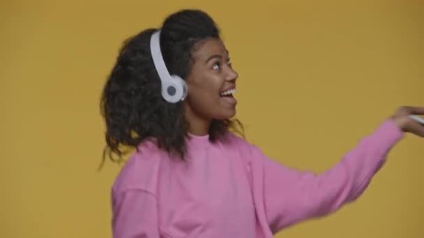 Chica Afroamericana Feliz Escuchando Música Auriculares Bailando Con Teléfono Inteligente — Vídeo de stock