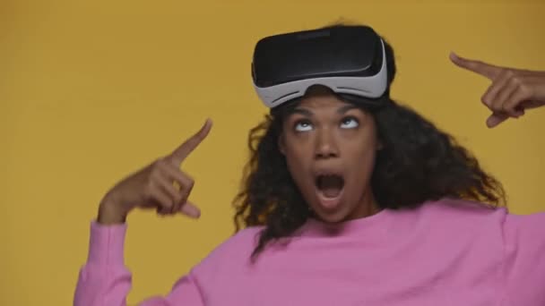 幸せなアフリカ系アメリカ人の女の子でVrヘッドセットダンス黄色に孤立 — ストック動画