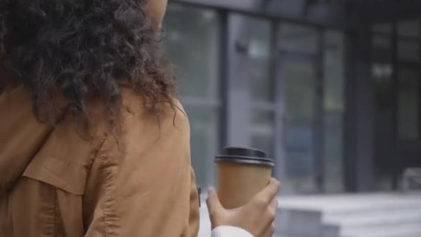 Beskärd Utsikt Över Afrikansk Amerikansk Kvinna Promenader Med Kaffe För — Stockvideo