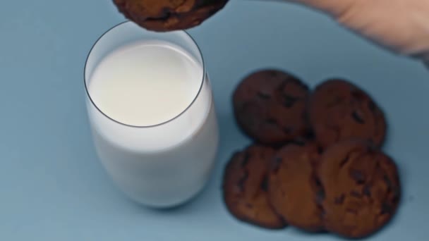 Langzame Beweging Van Mens Dompelkoekje Glas Melk Blauw Oppervlak — Stockvideo