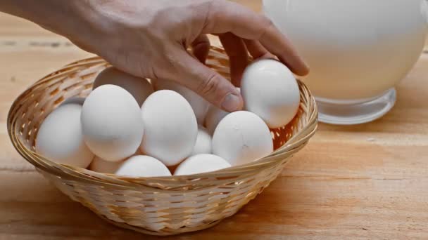 Vista Recortada Del Hombre Tomando Poniendo Huevo Cesta Cerca Leche — Vídeos de Stock