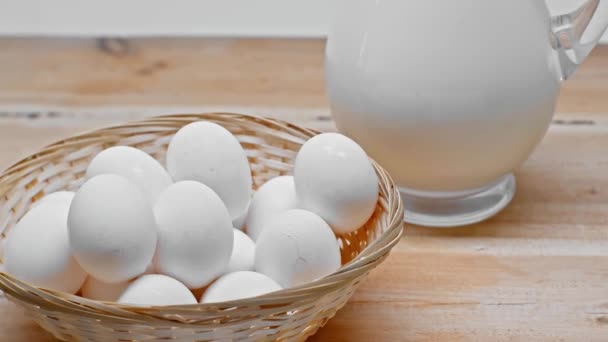 Œufs Dans Panier Cruche Lait Sur Surface Bois Isolé Sur — Video