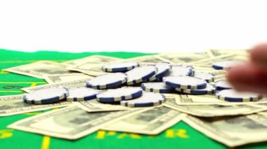 Poker çiplerinin üzerine zar atan adamın beyaz üzerine izole edilmiş görüntüsü