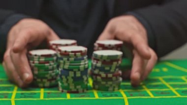 Poker masasındaki tüm poker fişlerini yavaş çekilen oyuncu 