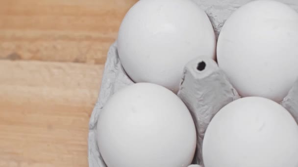 Vista Superior Huevos Caja Cartón Sobre Superficie Madera — Vídeo de stock