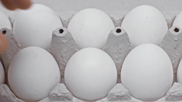 Karton Kutuya Yumurta Koyan Adamın Görüntüsünü Kapat — Stok video