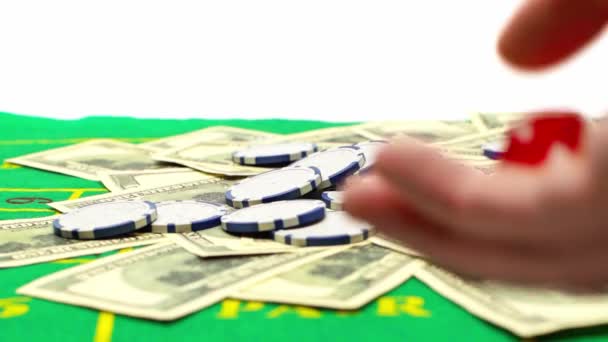 Zeitlupe Des Mannes Der Würfel Auf Pokerchips Wirft Und Geld — Stockvideo