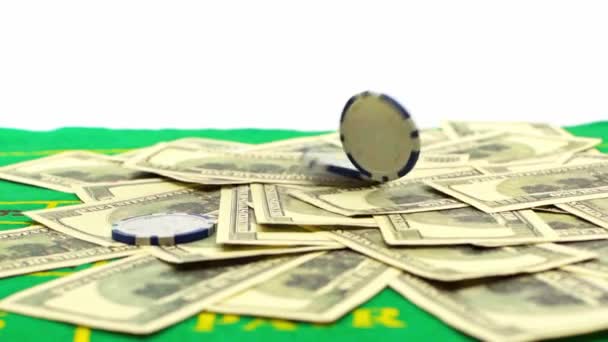 Фишки Покера Падают Доллары Изолированные Белый Онлайн Ставки Концепции — стоковое видео