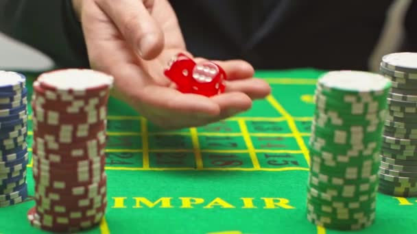 Langzame Beweging Van Speler Dobbelstenen Rollen Buurt Van Poker Chips — Stockvideo
