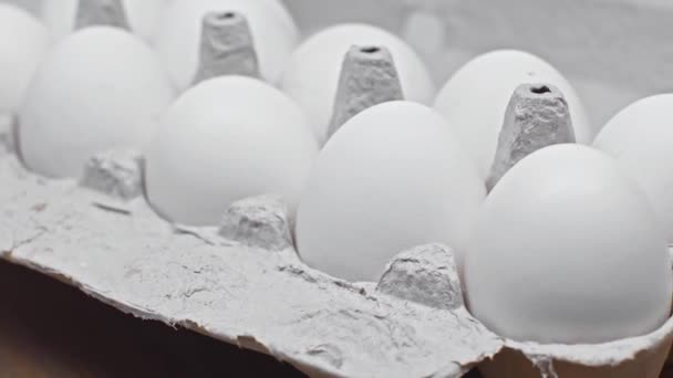 Vista Cerca Los Huevos Giratorios Caja Cartón Superficie Madera — Vídeos de Stock