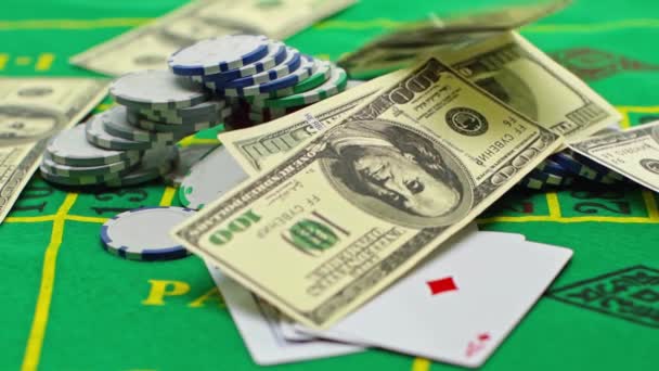 Primer Plano Dólares Cayendo Fichas Póquer Jugando Las Cartas — Vídeos de Stock