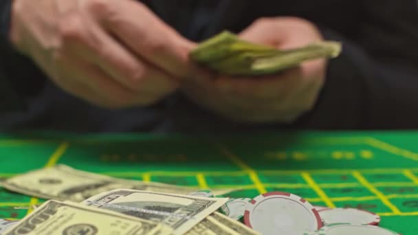 Αργή Κίνηση Του Παίκτη Ρίχνουν Χρήματα Μάρκες Πόκερ — Αρχείο Βίντεο