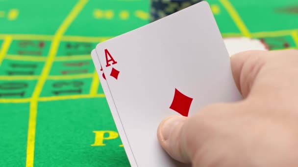 Close Van Man Die Speelkaarten Trekken Poker Chips — Stockvideo