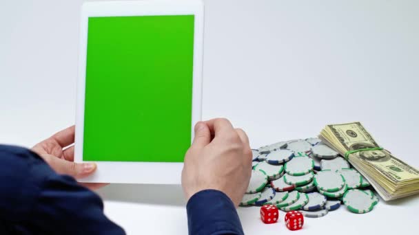 Przycięty Widok Zwycięzcy Trzymającego Tabletkę Cyfrową Zielonym Ekranem Białym — Wideo stockowe