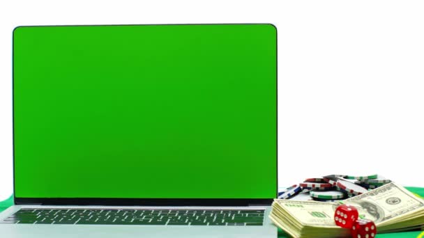 Laptop Zöld Képernyő Közelében Póker Zseton Pénz Kocka Elszigetelt Fehér — Stock videók