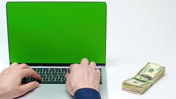Oříznutý Pohled Muže Pomocí Notebooku Zelenou Obrazovkou Blízkosti Peněz Bílé — Stock video