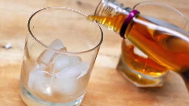 Rallentatore Del Whisky Versato Dalla Bottiglia Bicchiere Con Cubetti Ghiaccio — Video Stock