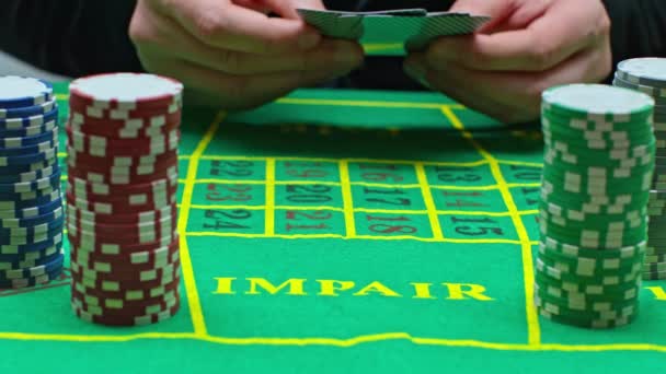 Vista Ritagliata Giocatore Che Mette Carte Gioco Vicino Chip Poker — Video Stock