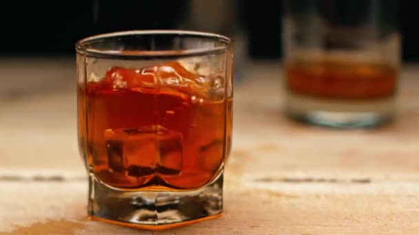 Jégkockák Lassított Mozgása Fekete Alapon Izolált Whiskey Üvegébe Hullik — Stock videók