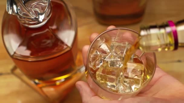 Levágott Kilátás Ember Öntő Whisky Üvegbe Közelében Decanter Asztalon — Stock videók