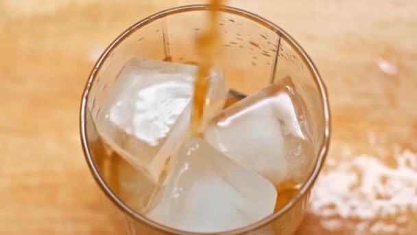 Draufsicht Auf Whiskey Der Glas Mit Eiswürfeln Auf Holztisch Fließt — Stockvideo