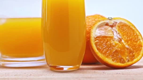 Copo Suco Laranja Laranjas Superfície Madeira Isolada Branco — Vídeo de Stock