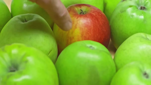 Enfoque Selectivo Del Hombre Tomando Poniendo Manzana Superficie Madera — Vídeos de Stock