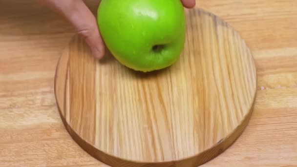 Vue Recadrée Homme Coupant Pomme Sur Une Surface Bois — Video