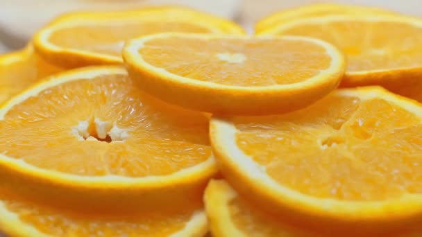Selektivní Zaměření Točících Plátků Šťavnaté Pomeranče — Stock video