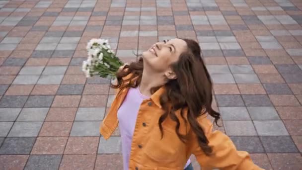 Vista Alto Ângulo Mulher Feliz Segurando Flores Girando Fora — Vídeo de Stock