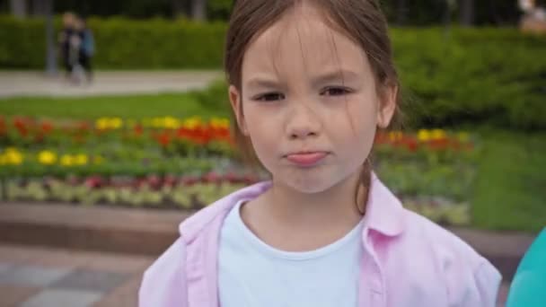 風船の近くに舌を突き出す可愛くて感情的な子供 — ストック動画