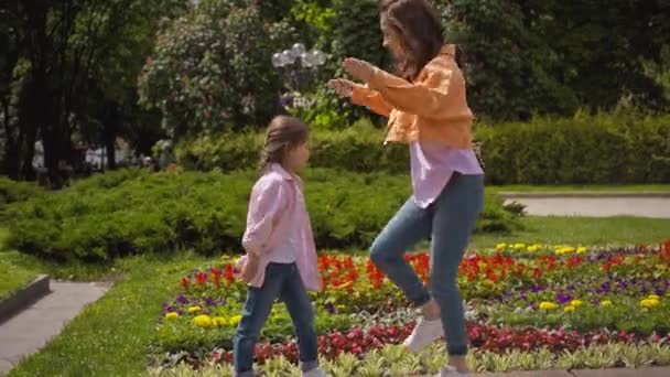 Érzelmi Anya Lánya Taposás Közel Virágágyás Kívül — Stock videók
