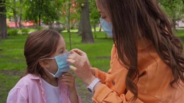 Madre Con Máscara Médica Hija Parque — Vídeo de stock