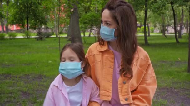 Niño Señalando Con Mano Cerca Madre Máscara Médica Fuera — Vídeo de stock