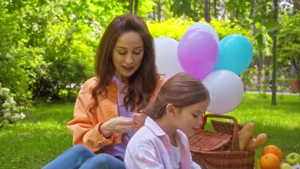 Madre Che Canta Con Figlia Carina Tessitura Treccia Nel Parco — Video Stock