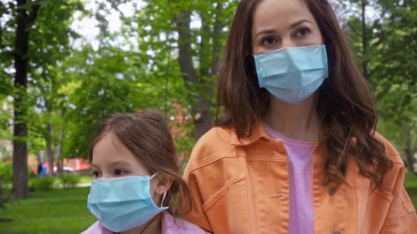 Madre Hija Máscaras Médicas Parque — Vídeo de stock