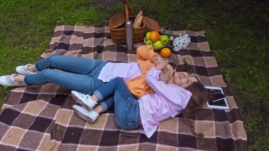 yüksek açılı anne ve çocuğu işaret eden ve battaniyeye uzanan