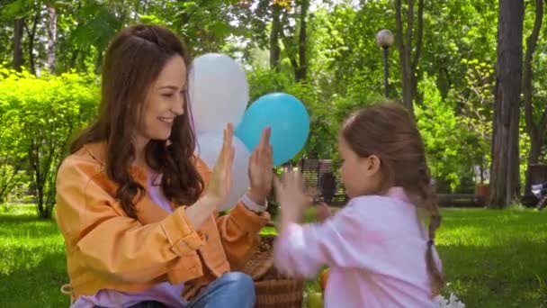 Счастливая Мать Дочь Играют Рукоплескательные Игры Парке — стоковое видео