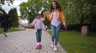 Anne mutlu kızıyla el ele tutuşuyor. 