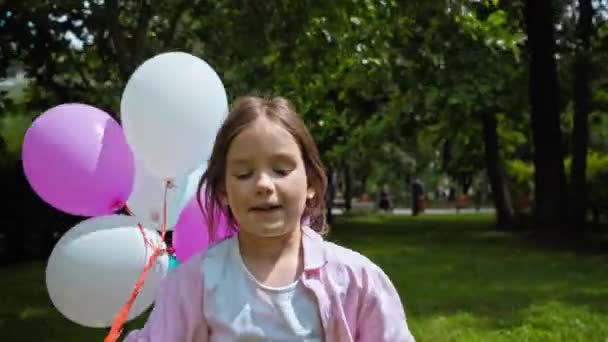 Schattig Kind Loopt Met Kleurrijke Ballonnen Het Park — Stockvideo